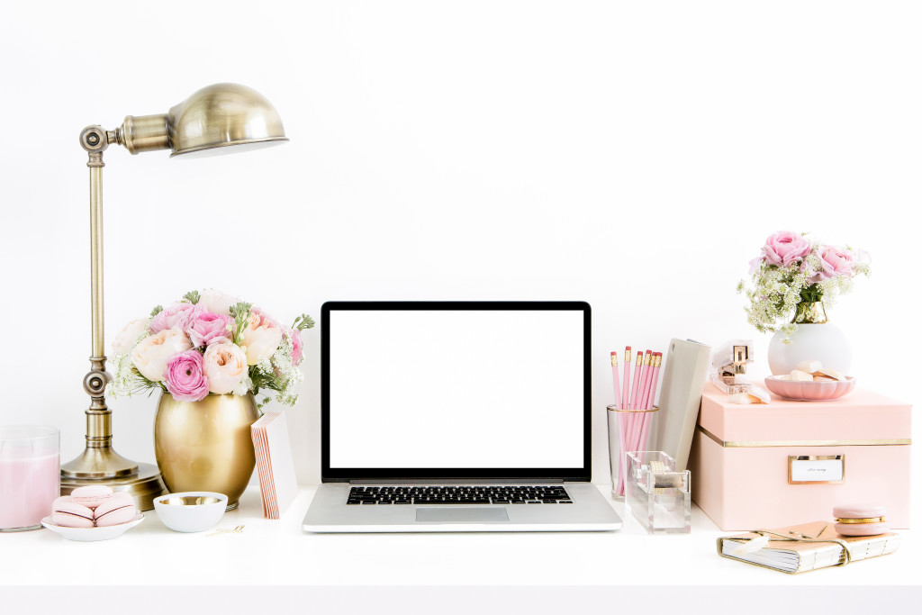 How to organize your desk to be more efficient and productive at work. www.jennelyinteriors.com