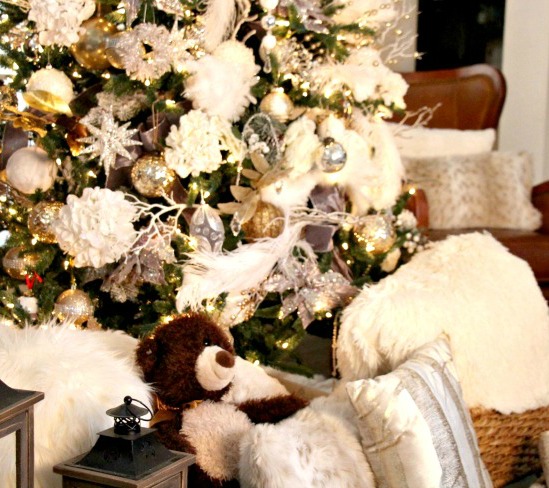 This winter wonderland tree makes you want to cozy up by the fire. www.jennelyinteriors.com