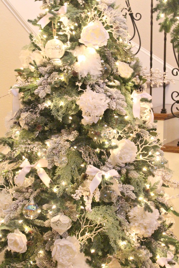 Close up of this classy white tree. Check out all the soft elements on this tree. jennelyinteriors.com