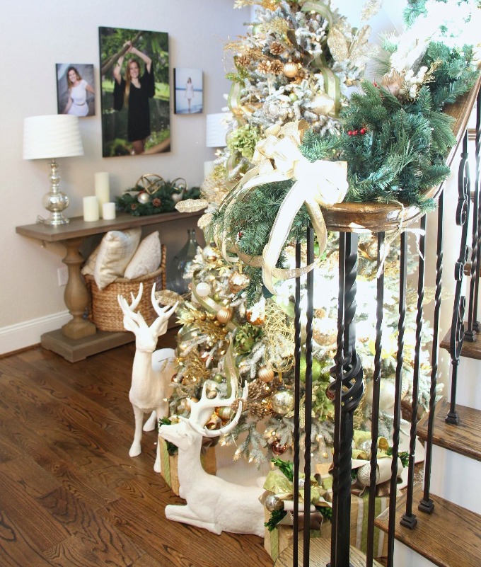Check out this Christmas entryway decked out in green and gold. 