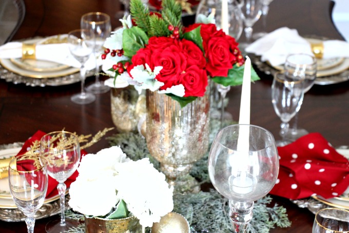 Red and white roses add the final detail to the table. Yourstrulyjenn