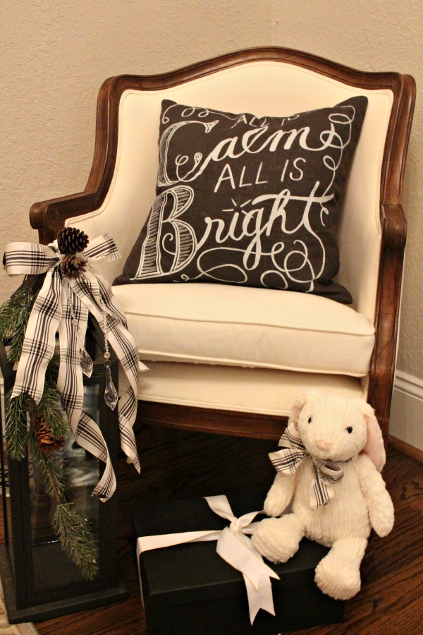 Cute foyer decor to accent the all white Christmas tree. jennelyinteriors.com