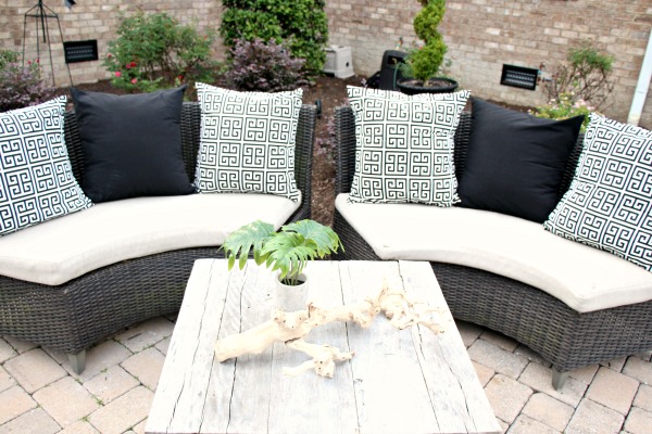 This is the perfect seating area for entertaining guests. yourtrulyjenn