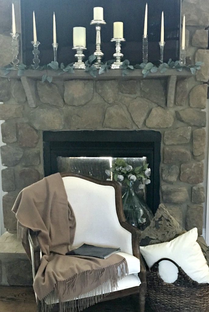 Decorate for fall without losing your style. jennelyinteriors.com