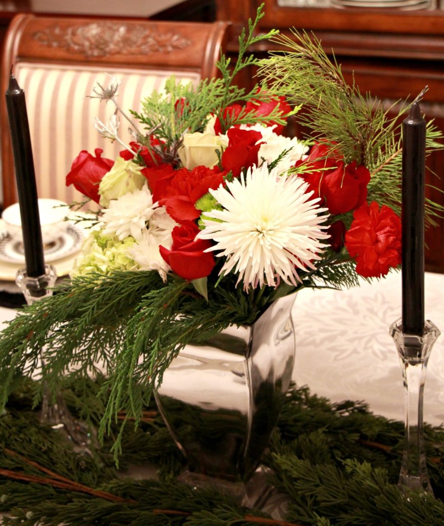 How to easily change a Christmas table to a New Year's look for entertaining guests.